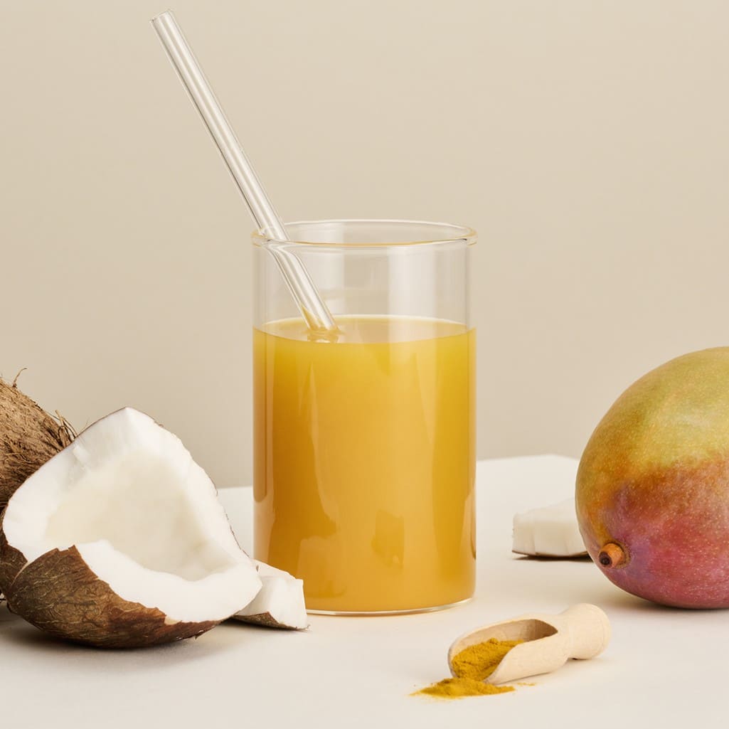 Kokoswasser Mango Kurkuma eingeschenkt Kokoswasser Mango Kurkuma eingeschenkt