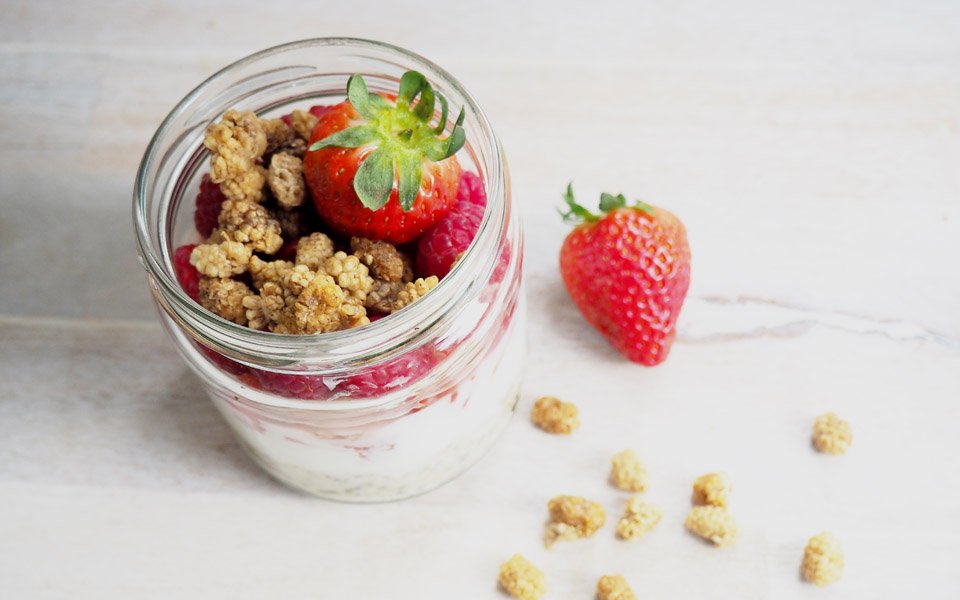 Overnight-Oats mit Erdbeeren und Maulbeeren Overnight-Oats mit Erdbeeren und Maulbeeren